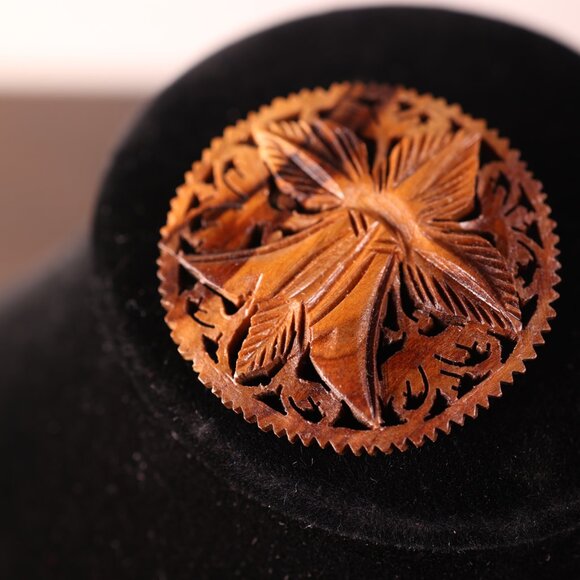 HAND CARVED OLIVE WOOD BROOCH FROM ISRAEL - Picture 7 of 7